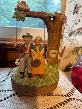 Vintage Bisque Porcelain Old Lovebirds Music Box Grandma Grandpa Tree